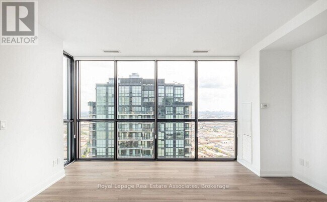 Photo du bâtiment - 2910 Hwy 7