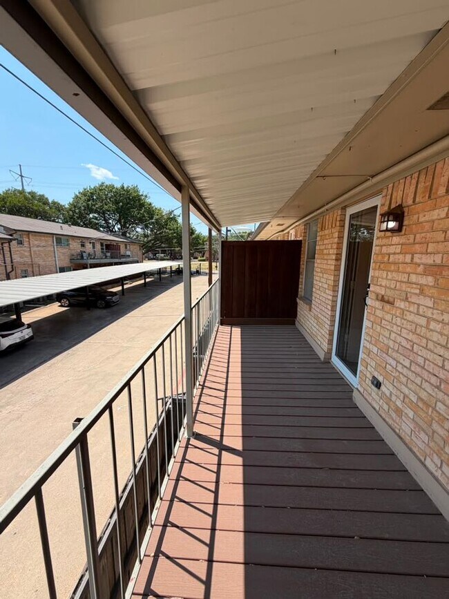 Foto del edificio - 5819 Sandhurst Ln