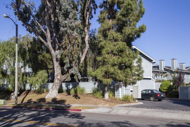 Foto del edificio - Townhouse available in Goleta