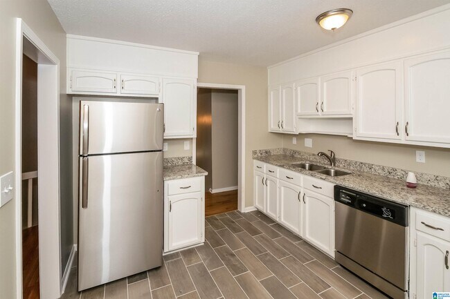 Foto del edificio - 929 Edwards Lake Rd