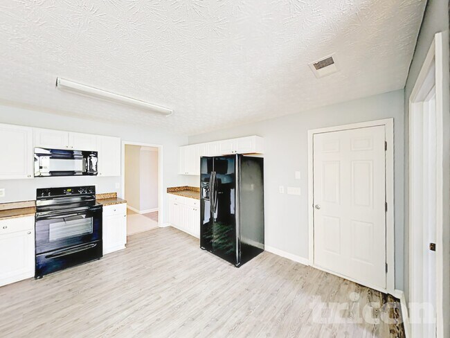 Building Photo - 200 Shenandoah Dr