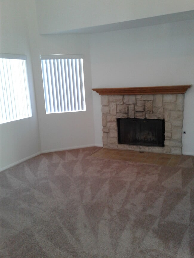 Living room - 2708 W Carson St
