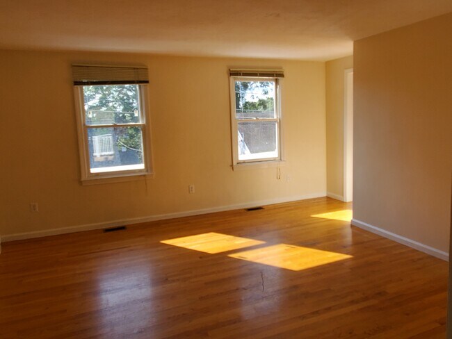 Building Photo - 118 Montclair Ave