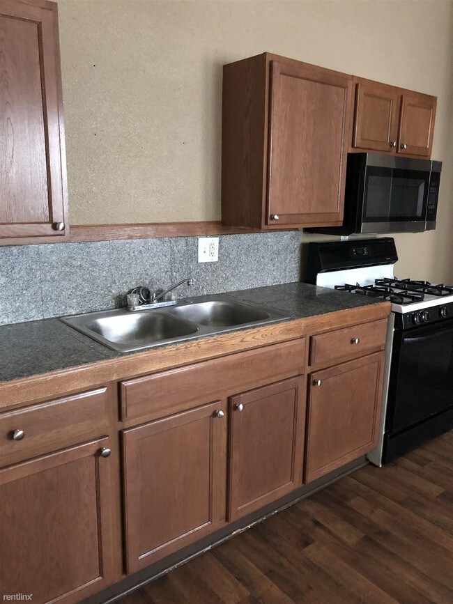Building Photo - 2 br, 1 bath Triplex - 413 N Oxford St