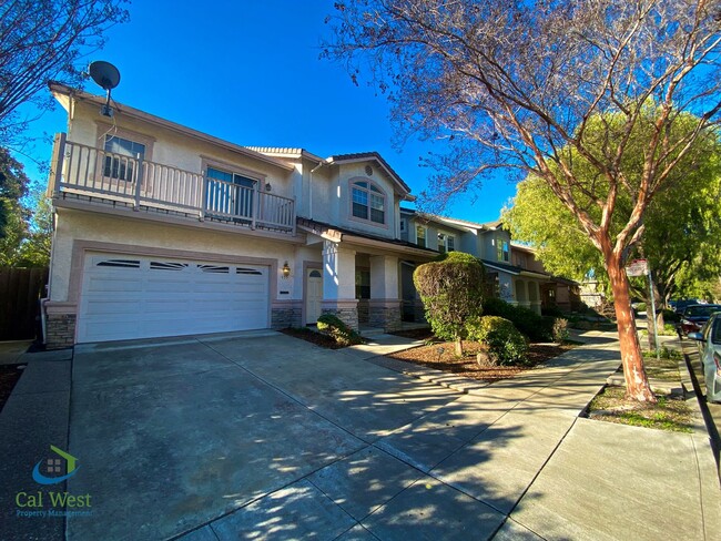 Building Photo - $6995-Amazing 4 Bed/3 Bath Home in Mtn. Vi...