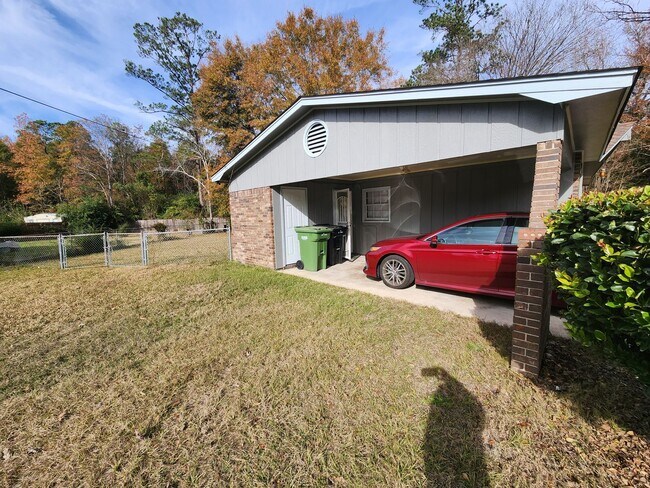 Building Photo - 3 Bedroom 2 Bath Carport on a Corner Lot