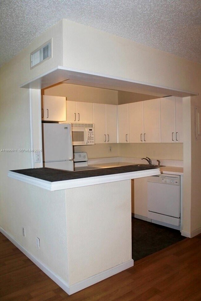 Foto del edificio - 1400 NE 54th St