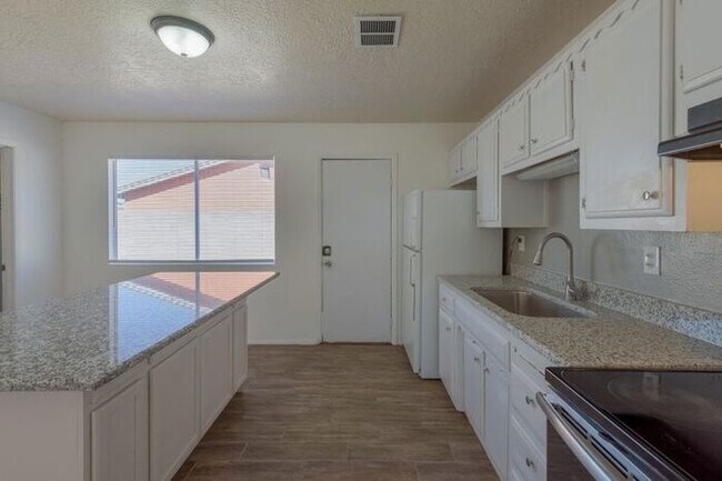 Building Photo - 13411 Cloudview Ave NE, Albuquerque, NM, 8...