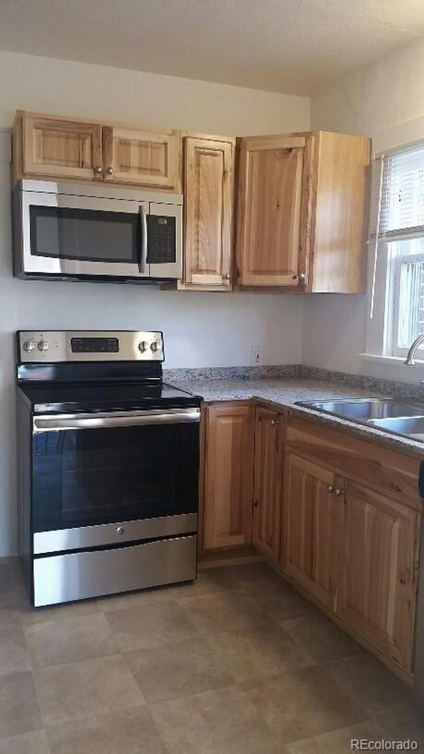 Foto del edificio - NICE 4-BEDROOM DUPLEX UNIT WITH GARAGE IN SUNNYSIDE! WATER, SEWER & TRASH INCLUDED!