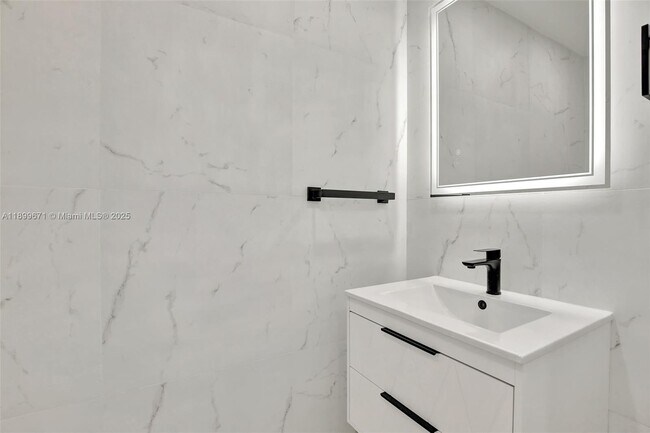 Foto del edificio - 9801 Collins Ave