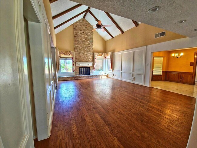 Building Photo - 15179 Diana Ln