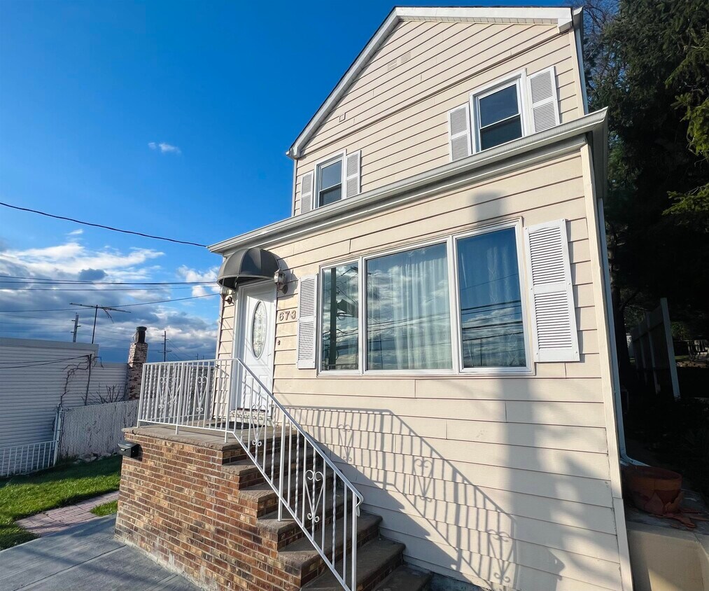 Foto principal - 673 Prospect Ave
