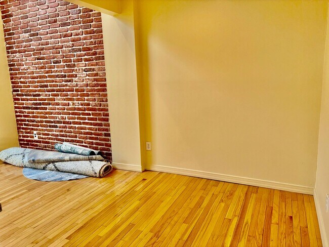 Foto del edificio - Queen Village 2bd w/ Parking and Private Deck
