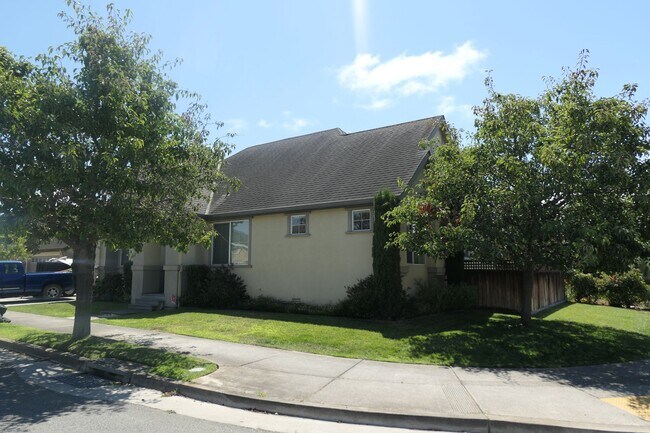 Building Photo - 443 Vivienne Dr