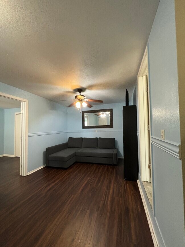 Foto del edificio - 163 Cromwell Dr