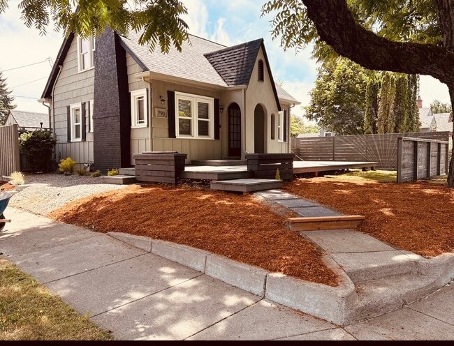 Building Photo - 790 17th St NE