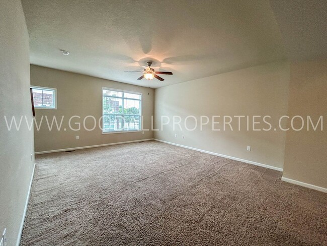 Building Photo - 3 Bedroom 2.5 Bathroom Townhome in West De...