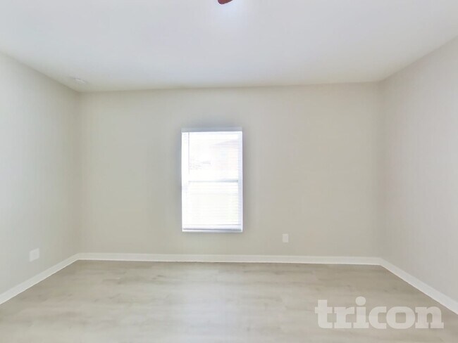 Building Photo - 2800 Glendive Dr