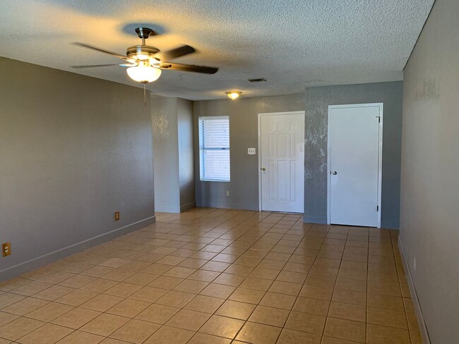 Building Photo - 4 BEDROOM POOL HOME!