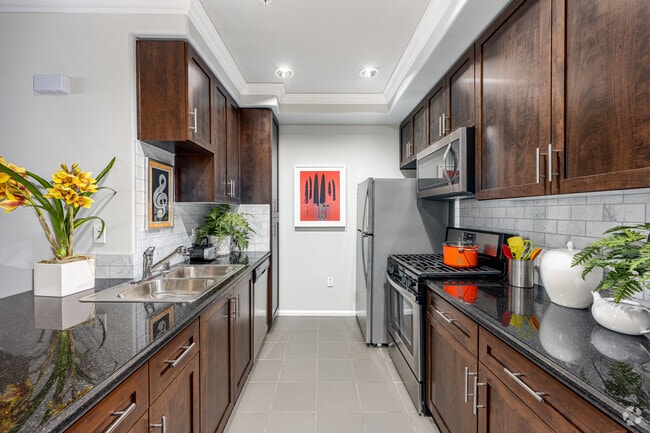 2BR, 2BA - 1038SF - Kitchen - Broadway Palace
