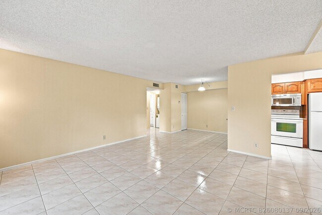 Foto del edificio - 2753 S Oakland Forest Dr