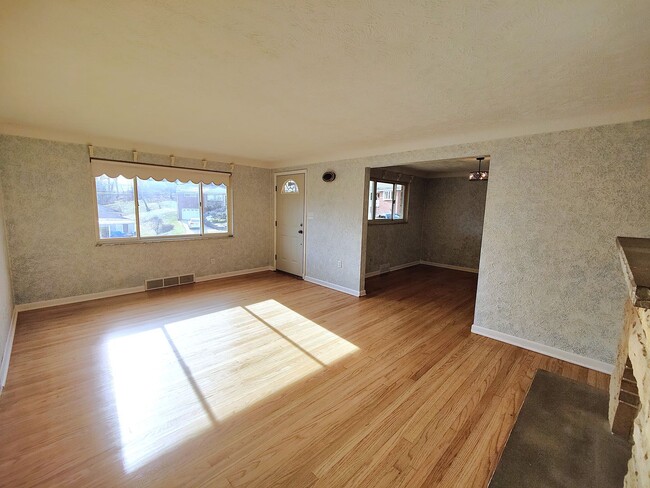 Foto del edificio - *Well-Maintained & Spacious 3BD/1.5BA Single Family Home Available in Baldwin*