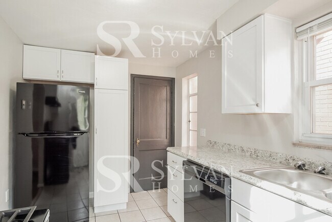 Foto del edificio - Charming brick 3-bedroom, 1-bath home feat...
