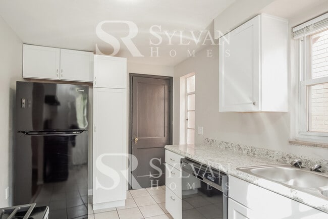 Building Photo - Charming brick 3-bedroom, 1-bath home features a deck and patio!