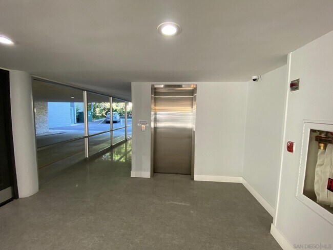 Building Photo - 2510 Torrey Pines Rd