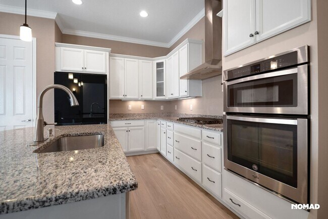 Foto del edificio - Spacious 5-Bedroom Home in Aurora – Prime ...