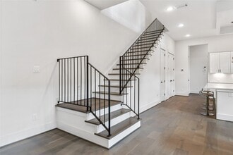 Building Photo - 620 E 26th St