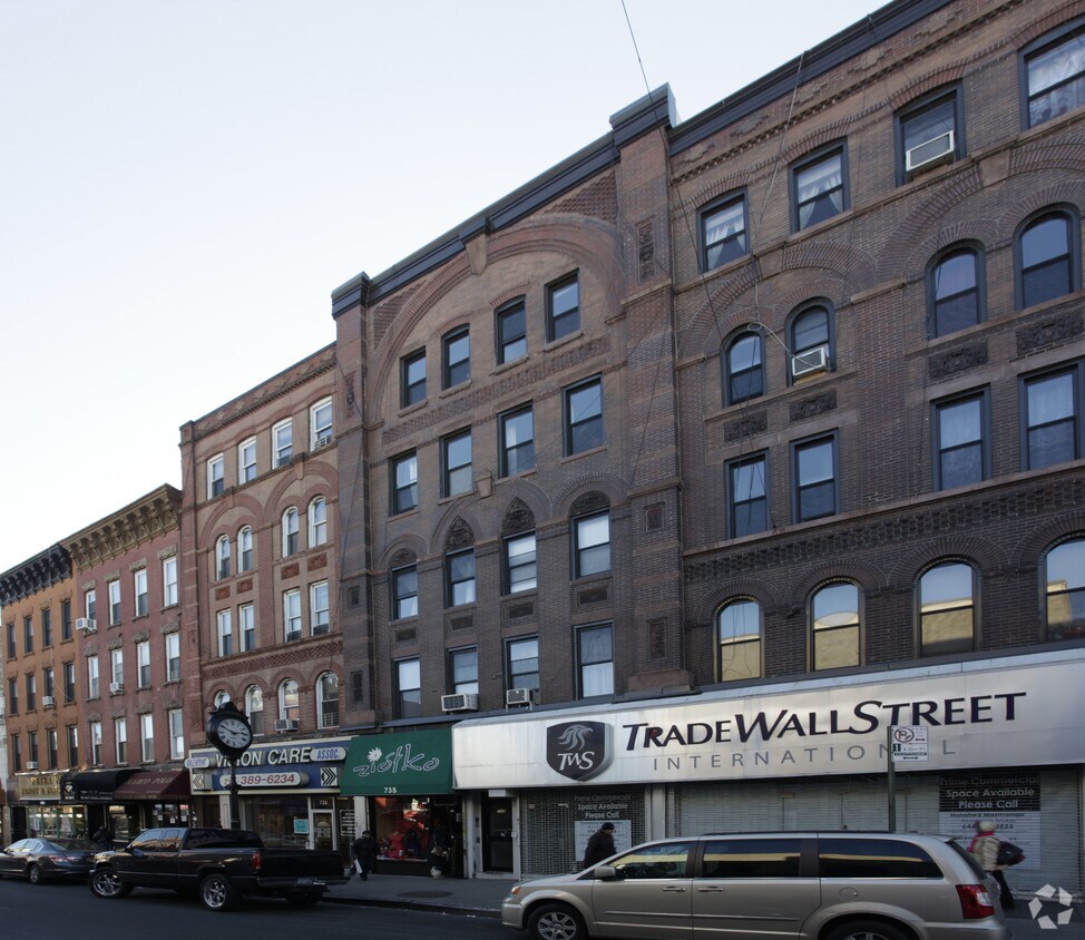 Foto principal - 735-739 Manhattan Ave