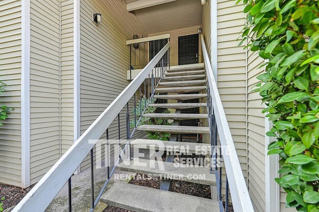 Foto del edificio - Charming 2-Bedroom Condo in Carmichael