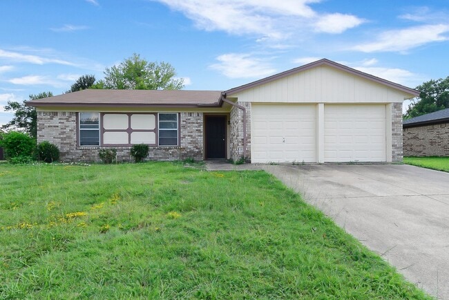 Building Photo - 1703 La Fontaine Ln