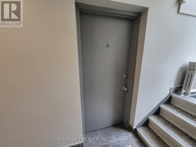 Building Photo - 2637 Keele St