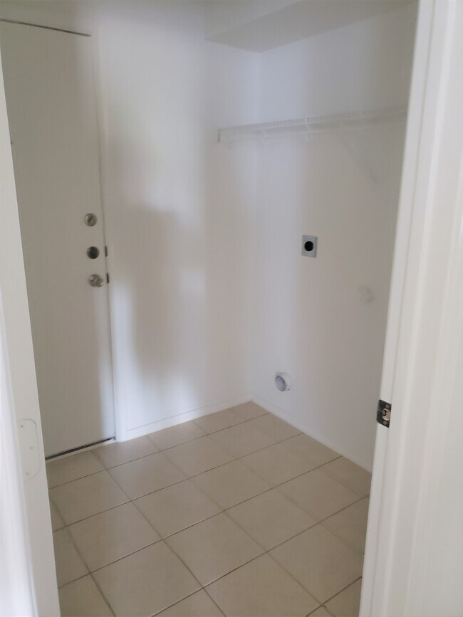 Building Photo - 406 Creston St