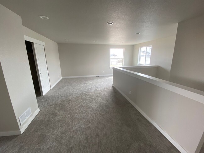 Building Photo - Newer Chimney Park Townhome!!