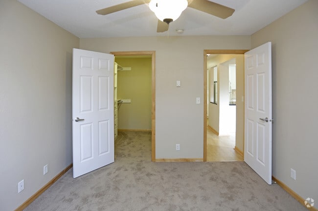 1BR, 1BA - 790 SF - Lakewood Hills Apartments