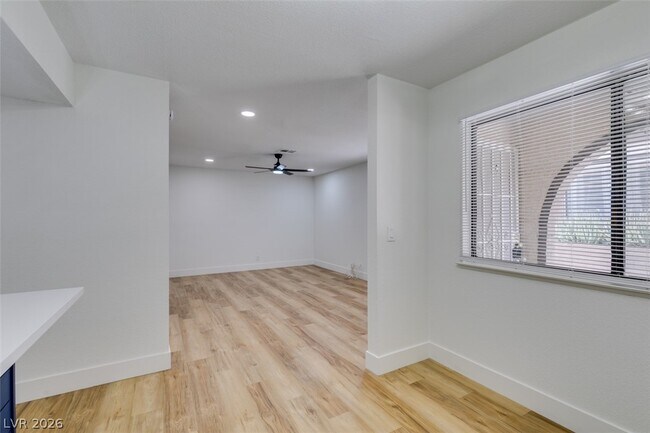 Foto del edificio - 5701 Smoke Ranch Rd