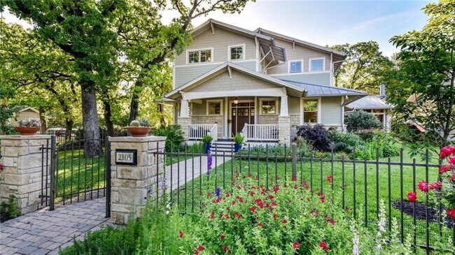 Building Photo - 2105 Meadowbrook Dr