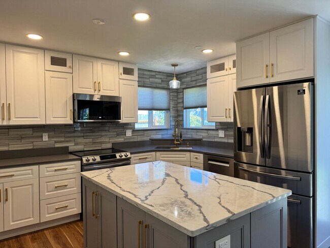 Foto del edificio - Fully updated 3 bed/2.5 bath home