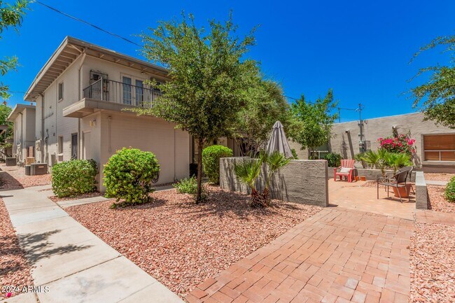 Building Photo - 4131 E Camelback Rd