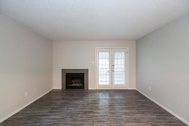 Preciosos pisos de madera de imitación (Plano de planta C) - Parkside Austin Apartments