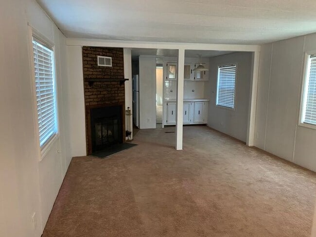 Building Photo - Charming 2 BR mobile home, minutes to Wrig...