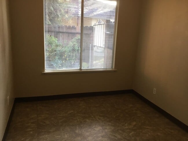 Building Photo - 563 W Alamos Ave