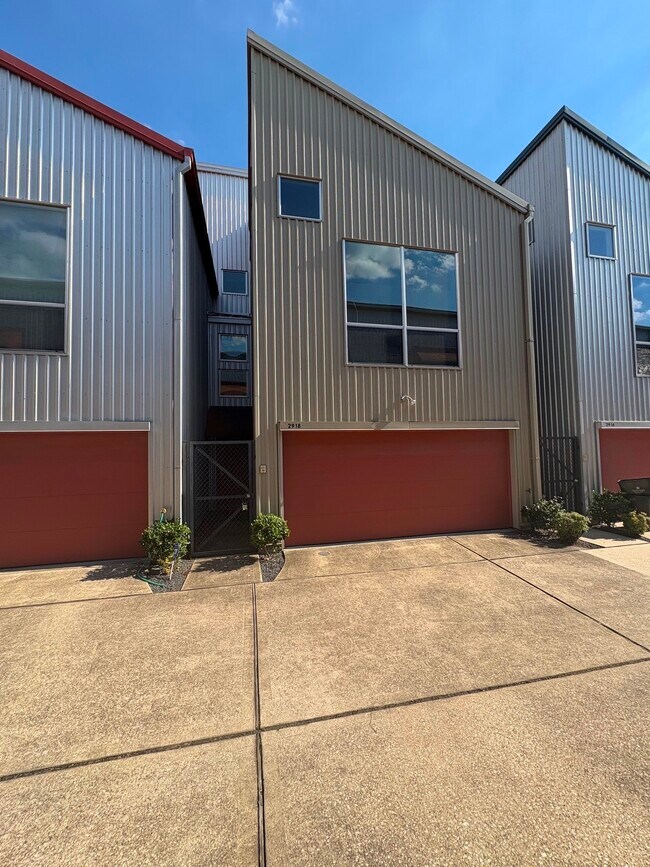 Foto del edificio - 2918 Commerce St