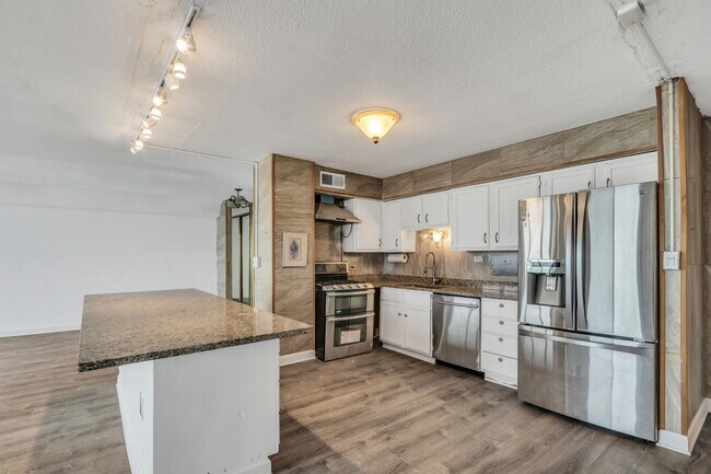 Foto del edificio - 8801 W Golf Rd