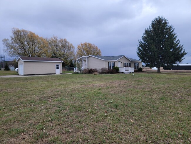 Building Photo - 3 Bed 2 Bath 1700 sq feet Large Fenced Yar...