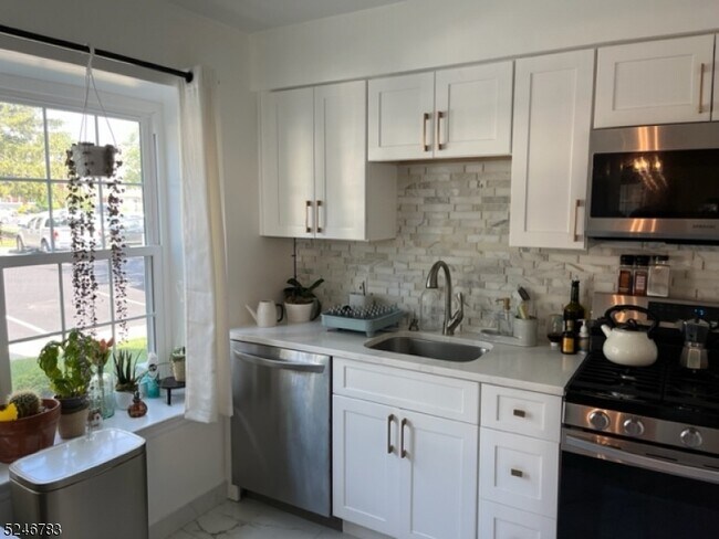 Foto del edificio - 702 Pinehurst Ct