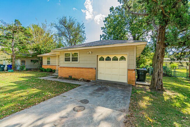 Foto del edificio - Three Bedroom Home in tree filled neighborhood! Lawn care included!